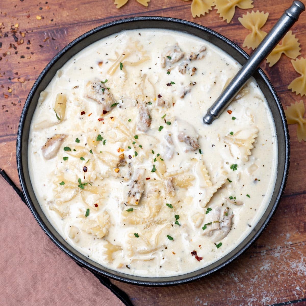 black bowl of creamy pasta